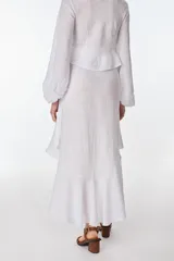 Falda midi color beige de lino, con corte irregular y volados.