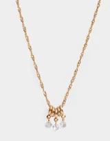 Cadena corta dorada con dije de tres aros dorados de los que cuelgan tres strass transparentes.