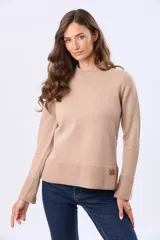 Buzo tejido de lana color beige con cuello alto, calce cómodo y diseño minimalista. Presenta puños y ruedo acanalados, con una pequeña etiqueta de marca aplicada en el lateral.