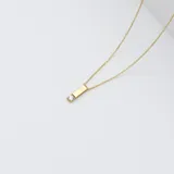 Gargantilla de oro amarillo 18k con dije rectangular y circonia engarzada.