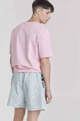 Short de baño estampado en tonos turquesa y rosado, con cordón ajustable en la cintura.