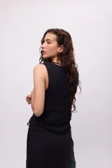 Musculosa celeste de algodón con escote en V y breteles finos.