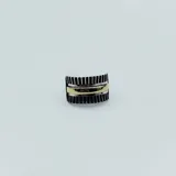 Anillo ancho en plata 925 con detalles lineales en relieve y banda central en oro.