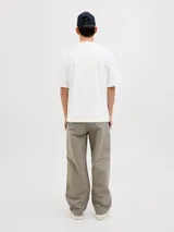 Camiseta blanca de manga corta y cuello redondo con estampado en la espalda.