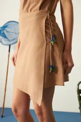 Minifalda marrón de tiro medio con detalle de piedras de colores en la parte superior.