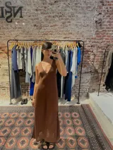 Vestido midi tejido color crema, con escote en V y calado en la parte inferior.