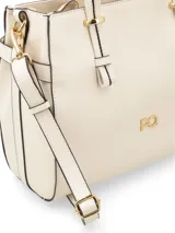 Cartera tipo shopper color crema, de cuero liso, con doble asa corta y correa larga extraíble. Tiene cierre principal, bolsillo externo con cierre, bolsillo interno con cierre y forro textil.