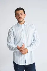 Camisa de hombre a cuadros color beige y azul marino, de corte slim fit, con mangas largas, cartera abotonada y logo bordado en el pecho. Confeccionada en algodón.