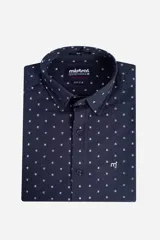 Camisa de manga corta azul marino con estampado de estrellas blancas, corte slim fit y logo bordado en el pecho.