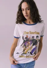 Remera blanca con cuello y mangas con ribete azul. Estampado frontal con los personajes de la película animada Yellow Submarine de The Beatles.