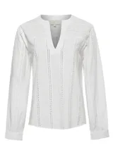 Blusa blanca de algodón orgánico con escote en V, mangas largas con puños definidos y calado en la tela.