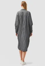 Vestido camisero largo a rayas verticales en tonos celeste y blanco, de corte holgado y manga corta.