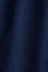 Short de denim azul oscuro, de corte holgado, con cintura elastizada y cordón de ajuste. Cuenta con bolsillos laterales y aberturas laterales en el ruedo.