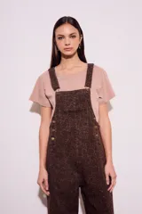 Enterito marrón con estampado animal print, con tirantes y botones.