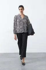 Jean wide leg negro de algodón con spandex, diseñado para una silueta amplia y fluida.