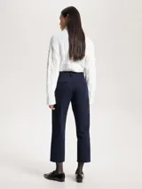 Pantalón chino azul marino de corte slim y pierna recta. Confeccionado en algodón orgánico con cierre de cremallera y enganche oculto.