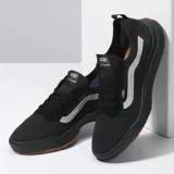 Championes Vans Ultrarange VR3 color negro con detalles en blanco. Capellada de tejido de una sola pieza con 50% de algodón orgánico, 36% de PET reciclado y 14% de nailon reciclado. Entresuela VR3Cush™ con 50% de espuma EVA biobasada y suela VR3Waffle™ de caucho natural regenerativo.