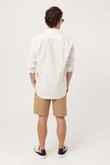 Camisa celeste de manga larga con cuello clásico y corte slim.