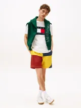 Remera blanca de algodón con cuello redondo y logo de Tommy Hilfiger estampado en el pecho.