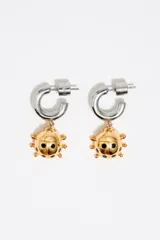 Caravanas de aro doradas con colgantes en forma de mariquita esmaltada en color rojo con motas negras.