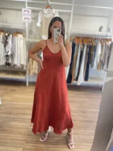 Vestido largo de la marca Purolino confeccionado en 100% lino de color celeste, con escote en V y tirantes finos. Posee un corte holgado y caída fluida.