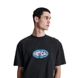 Remera negra de manga corta con estampado ovalado con el texto "Critical" en celeste y violeta. Corte estándar.