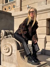 Chaqueta marrón con estampado animal print negro, cuello con solapas y cierre cruzado con botones.