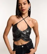 Top cropped con escote halter, lazo en el cuello, fruncido en el busto y superficie con efecto metalizado.