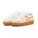 Championes Puma Palermo Lamoda, color blanco con detalles en rosa y suela de goma color caramelo.