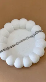 Pulsera plateada de acero con eslabones rectangulares y circulares.