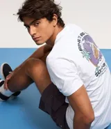 Remera masculina de algodón con cuello redondo y manga corta. Diseño comfort con estampa de esqueleto surfista.