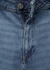 Pantalón de jean azul de tiro alto, corte culotte, con cierre de cremallera y botón, trabillas, bolsillos traseros, bajo deshilachado y tejido elástico.