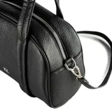 Cartera tipo baúl color negro, confeccionada en poliéster con diseño símil cuero graneado. Cuenta con acceso con cierre, un compartimento principal, un bolsillo interno con cierre, un bolsillo interno abierto y un bolsillo externo con cierre. Incluye correa regulable y asas fijas.