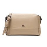 Bandolera de color taupe confeccionada en cuero sintético con textura granulada. Presenta un diseño rectangular con compartimento principal y bolsillo interno con cierre. Incluye una correa regulable y desmontable con herrajes metálicos en color níquel y el logo XL aplicado en el frente.