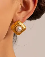 Aros tipo stud dorados con perla blanca sintética.