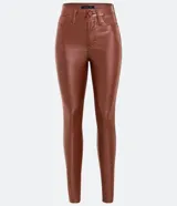 Pantalón skinny de sarga color marrón con textura resinada, cintura alta, trabillas para cinturón y bolsillos.