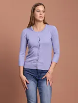 Cardigan tejido en hilado fino, color rosado, con escote redondo y cierre frontal con botones.