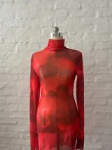 Minivestido rojo de microtul elastizado con estampado abstracto en tonos oscuros. Diseño ajustado con cuello alto y mangas largas.