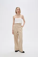 Pantalón de lino color beige, de corte recto y tiro alto, con bolsillos laterales.