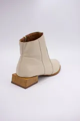 Botines de cuero negro con cierre lateral y taco bajo cuadrado de madera.