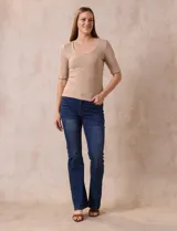 Remera color beige de tejido rib, con cuello redondo y manga corta.