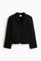 Blazer negro de punto pesado con solapas de muesca, corte entallado, hombreras, bolsillos delanteros ribeteados y abertura decorativa en los puños.