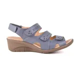 Sandalia de cuero sintético color celeste con plataforma marrón y ajuste con velcro.