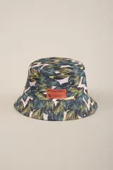 Gorro tipo bucket con estampado de hojas en tonos verde, amarillo y blanco.