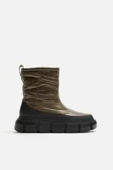 Bota corta color verde militar con diseño acolchado, tirador trasero y suela track negra.