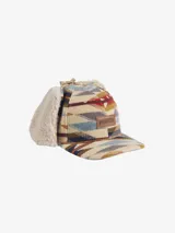 Gorro de seis paneles con estampado geométrico multicolor, orejeras de borreguillo sintético, correa trasera de cuero y hebilla de latón.