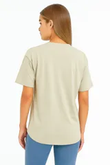 Remera negra de algodón con cuello redondo y mangas cortas. Estampado frontal con un corazón rojo atravesado por un rayo, tigres y la frase "Let It Rock".