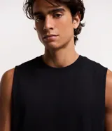Musculosa blanca de algodón con cuello redondo y corte clásico.
