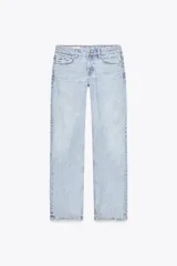 Jeans celeste claro de tiro bajo, corte recto, con cinco bolsillos y cierre frontal con cremallera y botón metálico.