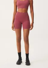 Short deportivo rosado de tiro alto, corte ajustado y tejido acanalado sin costuras.